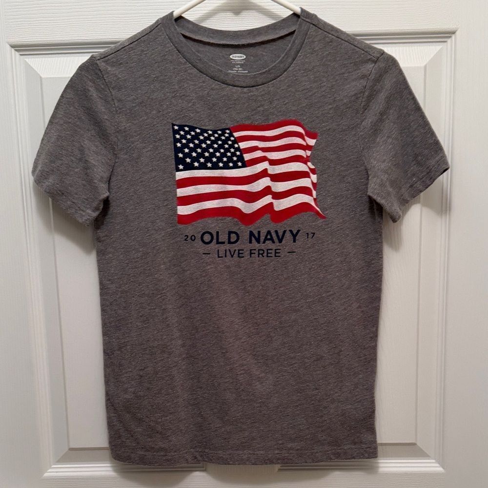 Old Navy Charcoal Tee with Flag Design Youth Size Large (10/12).
